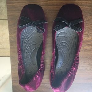 Born Womens Karoline Velvet Ballet Flats Shoes Red Black Slip On Bow 10M